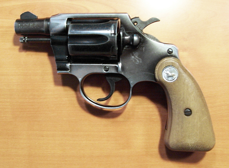 Illustration for article titled Un cazador de tesoros se lleva su imĂĄn a un estanque. Sale con cuatro pistolas y un subfusil Uzi cargado